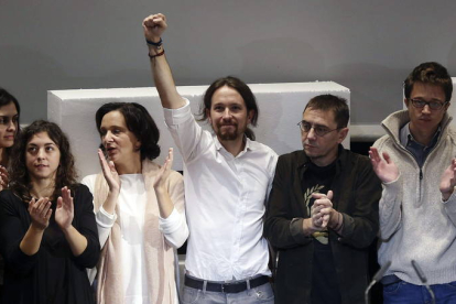 El líder de Podemos, Pablo Iglesias (c), junto a los miembros de su equipo, Tania González (i), Carolina Bescansa (2ªi), Íñigo Errejón (d) y Juan Carlos Monedero (2ºd), en una imagen de 2014. PACO CAMPOS