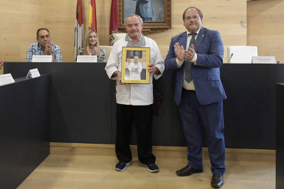 El Alubiero Mayor recibió su galardón ayer de manos del alcalde de La Bañeza. PEIO GARCÍA