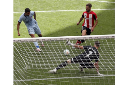 Diego Costa dispara ante el portero del Athletic Unai Simón para marcar el gol del empate definitivo en el duelo de San Mamés. LUIS TEJIDO