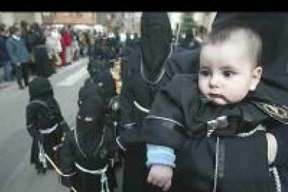 El Cristo del Gran Poder y la Redención procesionaron el domingo de Ramos sus pasos por las calles más céntricas de León