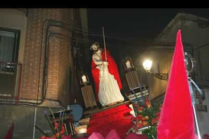 Tras la procesión del Dainos cuando ya comenzaba a caer la noche, salió del convento de los Capuchinos la procesión del Santo Cristo de la Redención.