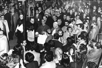 El Papa Juan Pablo II en un acto solemne en la Catedral de Santiago.