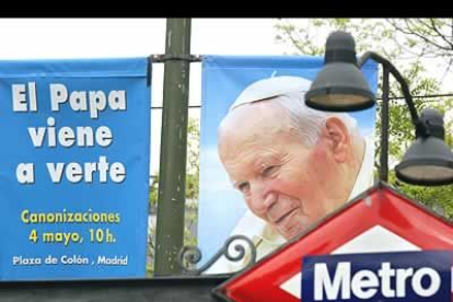 Imagen de una céntrica avenida de Madrid con los carteles anunciadores de la visita del Papa, que han adornado la ciudad durante los últimos días.