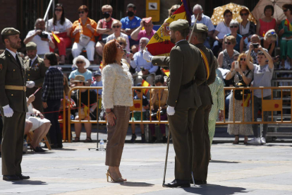 Una mujer en el acto de jura de bandera, en el mediodía de ayer en la plaza de la catedral. FERNANDO OTERO