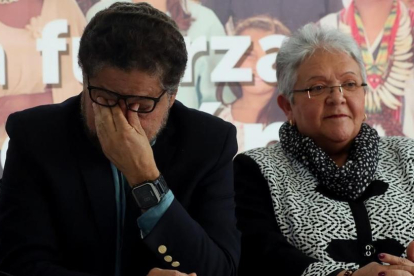os dirigentes de la FARC Iván Márquez e Imelda Daza anuncian en Bogotá la retirada de la candidatura de Rodrigo Londoño, Timochenko, a la presidencia de Colombia.