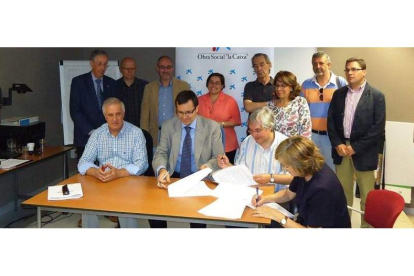 Los representantes de las asociaciones y La Caixa en la firma del convenio de colaboración.