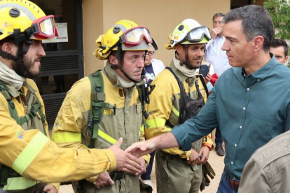 El presidente del Gobierno, Pedro Sánchez, saluda a los bomberos que han trabajado en la extinción del incendio forestal declarado el pasado 15 de junio en la Sierra de la Culebra. MARIAN MONTESINOS