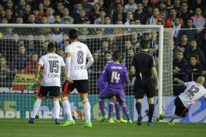 Zaza marca el primer gol del Valencia.