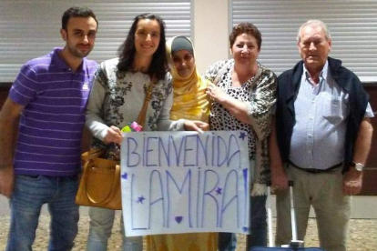 Los hijos de David Acebes, Lamira y Macu y su marido cuando llegó la niña a Madrid. DL