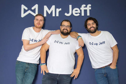 Rubén Muñoz, Adrián Lorenzo y Eloi Gómez crearon Mr Jeff en 2015. A finales de año tendrán 3.000 franquicias en 35 países. DL