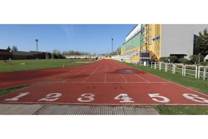El Estadio Hispánico, con una pista de seis calles, no se adapta a la reglamentación de la Federación para albergar la División de Honor en la que compite el Sprint. MARCIANO