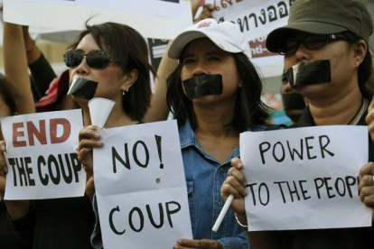 Activistas a favor de la democracia se manifiestan en Bangkok, este viernes.