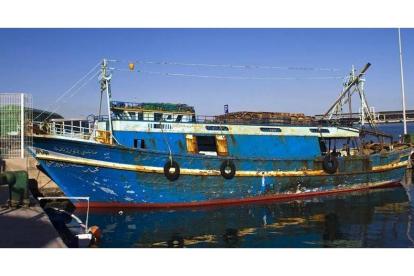Agentes de Vigilancia Aduanera han apresado hoy un barco (en la foto) en el que han incautado 17 toneladas de hachís y han sido detenidas 14 personas, entre ellas dos menores. La embarcación fue interceptada por el patrullero 'Décimo aniversario de Málaga