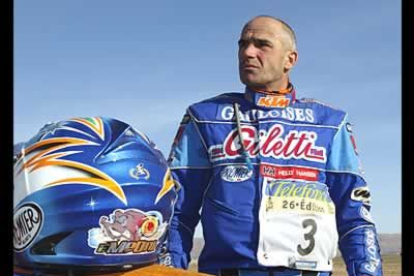 Meoni, de 47 años, había ganado el Dakar en 2001 y 2002 y en esta edición ocupaba la segunda plaza de la general, a diez minutos de su compañero de equipo, Cyril Despres.