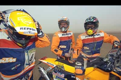 Mark Coma, Isidre Esteve y Giovanni Sala del equipo Repsol. La especial tuvo que ser suspendida por el mal tiempo y reemplazada por un enlace de 360 kilómetros.