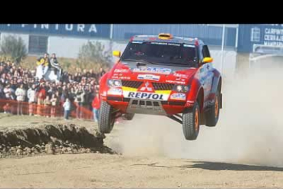 El francés Stephane Peterhansel, segundo a seis segundos del ganador, fue el primer Mitsubishi en la clasificación de la etapa.