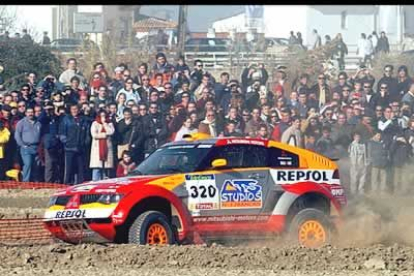 Nani Roma, ganador en la pasada edición de la categoría de motos, sigue con su aprendizaje en coches. En la etapa de Granada consiguió la 19ª plaza, a 1:01 minutos de Colin McRae