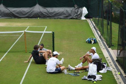 Nadal se toma un descanso en su entrenamiento en Wimbledon..