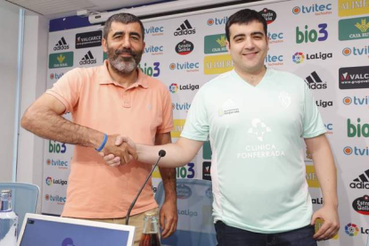 Pozo, junto al presidente Óscar García, en la presentación. L. DE LA MATA