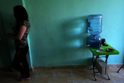 Una mujer siria explotada como esclava sexual, en su refugio actual, en una ciudad no identificada en el Líbano, el 13 de abril.