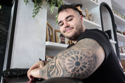 El DJ Eric García, muestra el tatuaje del rosetón de la Catedral de León que le realizaron en All Street Barber & Tattoo Studio de la capital leonesa. CAMPILLO/ICAL