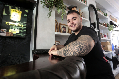 El DJ Eric García, muestra el tatuaje del rosetón de la Catedral de León que le realizaron en All Street Barber & Tattoo Studio de la capital leonesa. CAMPILLO/ICAL