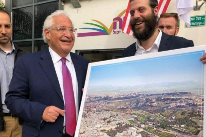 El embajador de EEUU en Israel, David Freidman, con la polémica imagen en que no está la mezquita de la Roca.