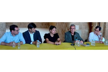 La alcaldesa de Sahagún, Paula Conde, el Secretario General para el Reto Demográfico, Francés Boya, y el Director Territorial de la Junta, José Manuel Frade. ACACIO DÍAZ