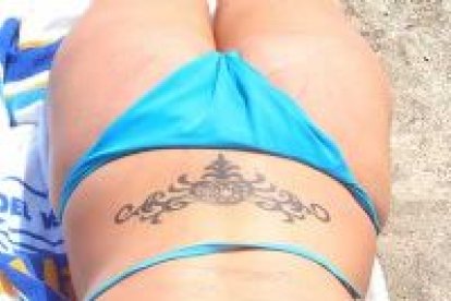 El verano es temporada alta a la hora de lucir tatuajes. El llevar más piel al aire propicia su aparición como auténticos complementos estéticos, en la playa o en la discoteca.