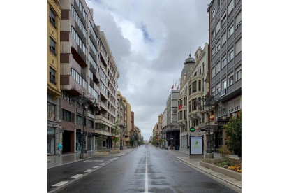 Una imagen reciente de la calle Ordoño II completamente vacía de coches sin apenas peatones. DL