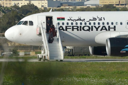 Pasajeros desembarcan del avión secuestrado.