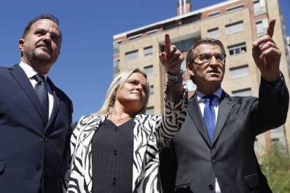 Marimar Blanco, el líder del PP vasco Carlos Iturgaiz, y Alberto Nuñez Feijóo, en la conmemoración del 25 aniversario del secuestro y asesinato de Miguel Ángel Blanco por ETA. JAVIER ETXEZARRETA