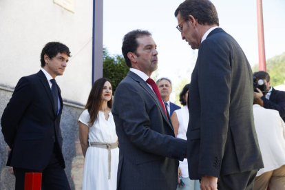 El alcalde de Ermua, Juan Carlos Abascal, saluda a  Alberto Nuñez Feijóo en la conmemoración del 25 aniversario del secuestro y asesinato de Miguel Ángel Blanco por ETA. JAVIER ETXEZARRETA