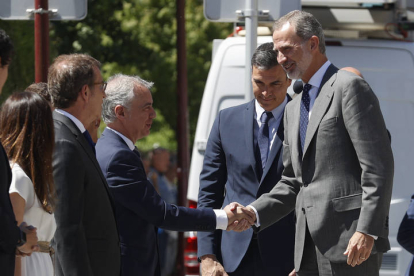 El rey Felipe VI, saluda al Lehendakari Iñigo Urkullu, en presencia del presidente del gobierno de España, Pedro Sánchez, en la conmemoración del 25 aniversario del secuestro y asesinato de Miguel Ángel B