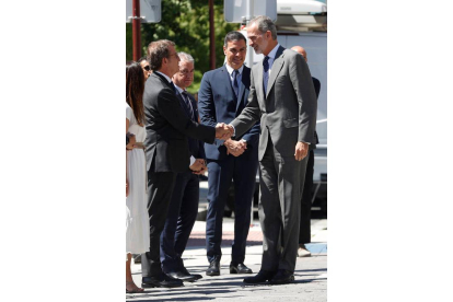El Rey Felipe VI saluda a Alberto Nuñez Feijóo en la conmemoración del 25 aniversario del secuestro y asesinato de Miguel Ángel Blanco por ETA. JAVIER ETXEZARRETA