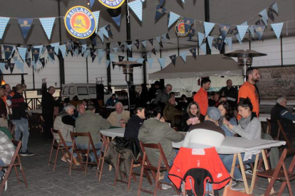 Gran respuesta de la gente a la fiesta de la cerveza celebrada en la villa de Cistierna. CAMPOS