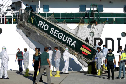 Llegada de siete inmigrantes rescatados por la Guardia Civil al puerto de Ibiza. SERGIO G. CAÑIZARES