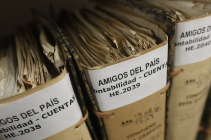 Documentación de Amigos del País, guardada en los archivos de Fundos.  JESUS F. SALVADORES