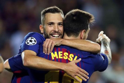 Jordi Alba es felicitado por Messi después de que le diera una asistencia de gol.