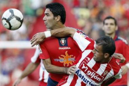 El iraní Javad Nekounam, despeja un balón ante Mate Bilic.