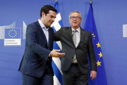 Alexis Tsipras es recibido por Jean-Claude Juncker, este miércoles en Bruselas.