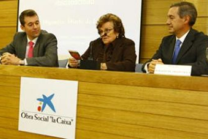 Jaime Conde Morala, la presidenta de la Asociación de Enfermos de Alzhéimer, Mercedes García, y Sera