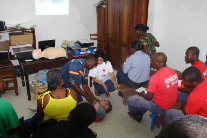 La presidenta de la ONG en una de sus acciones formativas de primeros auxilios en Santo Tomé.