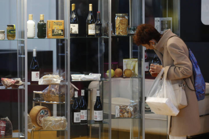 Una mujer observa un escaparate con productos de León. FERNANDO OTERO