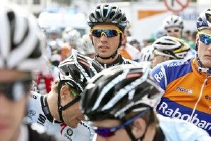 Contador, en el centro de la imagen, durante la tercera etapa de la Vuelta Ciclista al Algarve.