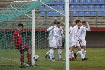 Los jugadores culturalistas celebran uno de sus cinco goles. FERNANDO OTERO