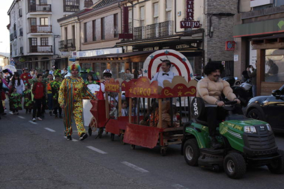 Una de las escenas del grupo el circo en el desfile de carnaval de Boñar. CAMPOS