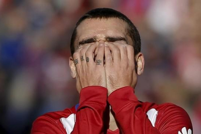 Antoine Griezmann se lamenta de una ocasión perdida en el partido de esta tarde ante el Sevilla en el Calderón.