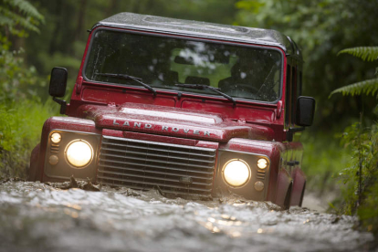 Casi cinco décadas en el papel de todoterreno ‘puro y duro’; ninguno como el Defender ha representado tanto, y tan bien, el espíritu de Land Rover.