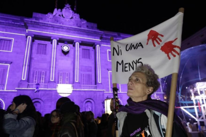 Protesta contra la violencia machista en la plaza de Sant Jaume de Barcelona.